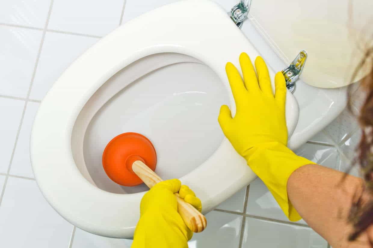 Déboucher toilettes avec une ventouse à Toulouse