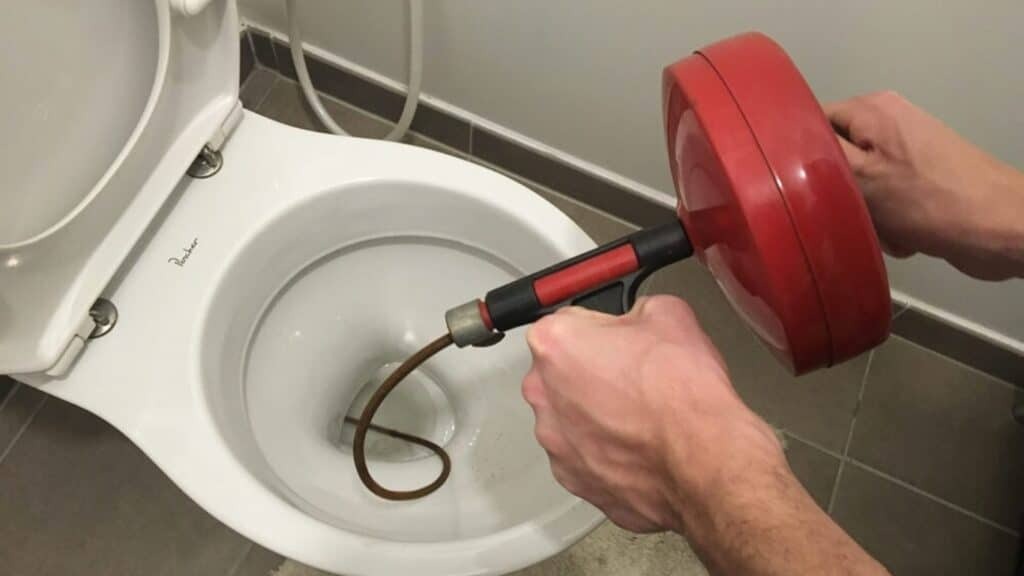 Plombier professionnel débouchant des toilettes à Toulouse